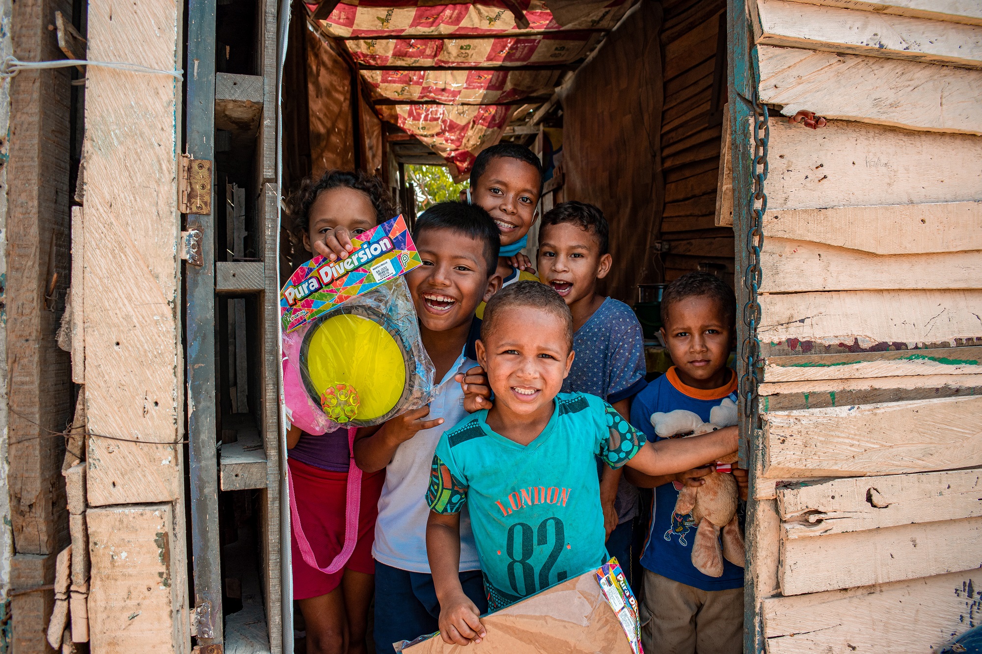 Niños felices despues de recibir juguetes