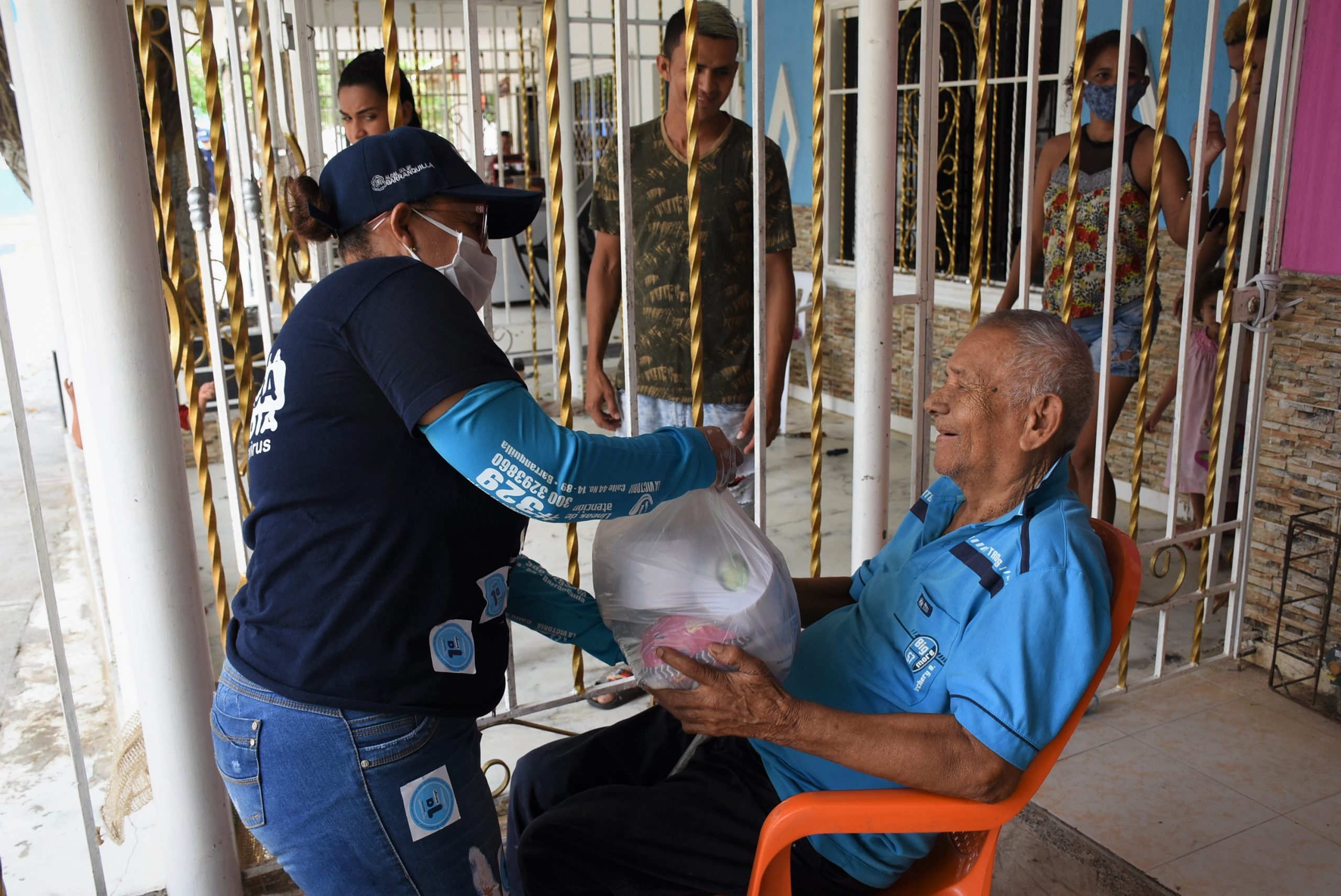 Entrega auxilios alimentarios a adulto mayor