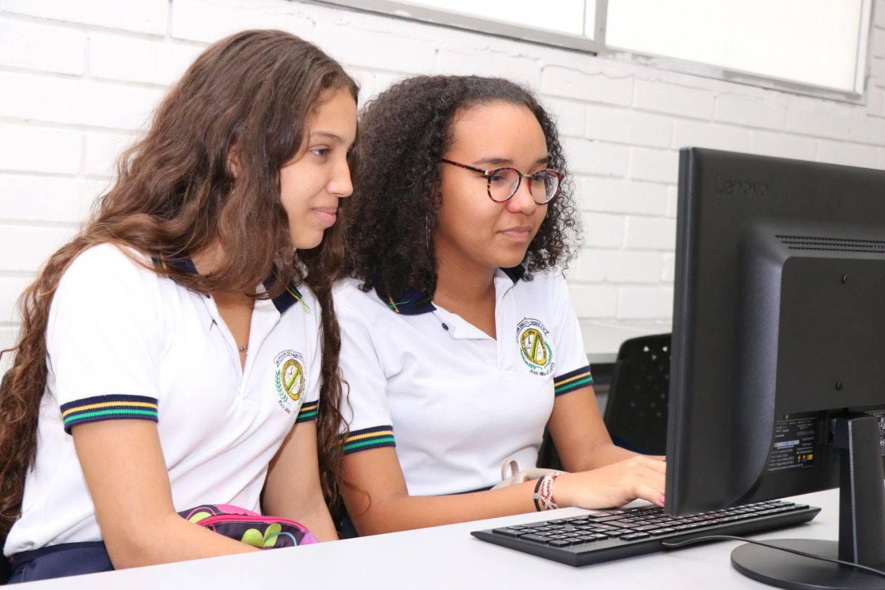 Jovenes estudiantes frente a computador