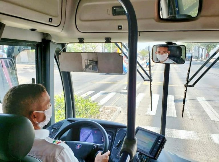 Vista desde el interuor de un bus y su conductor