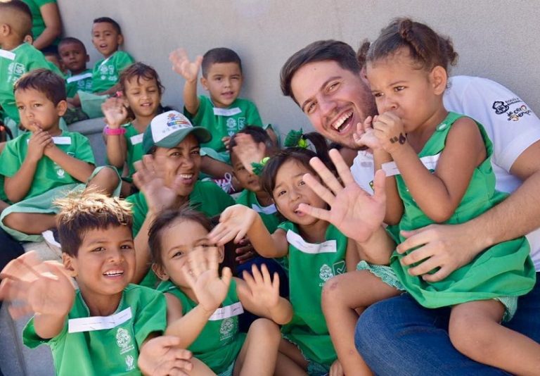 Gionaci rodeado de niños de jardin infantil