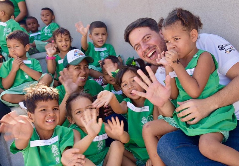 Gionaci rodeado de niños de jardin infantil