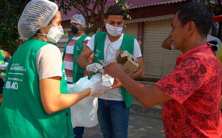 Entrega de auxilios por parte de funcionariod de la alcaldía