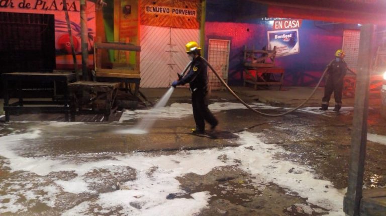 Bomberos en limpieza de calles