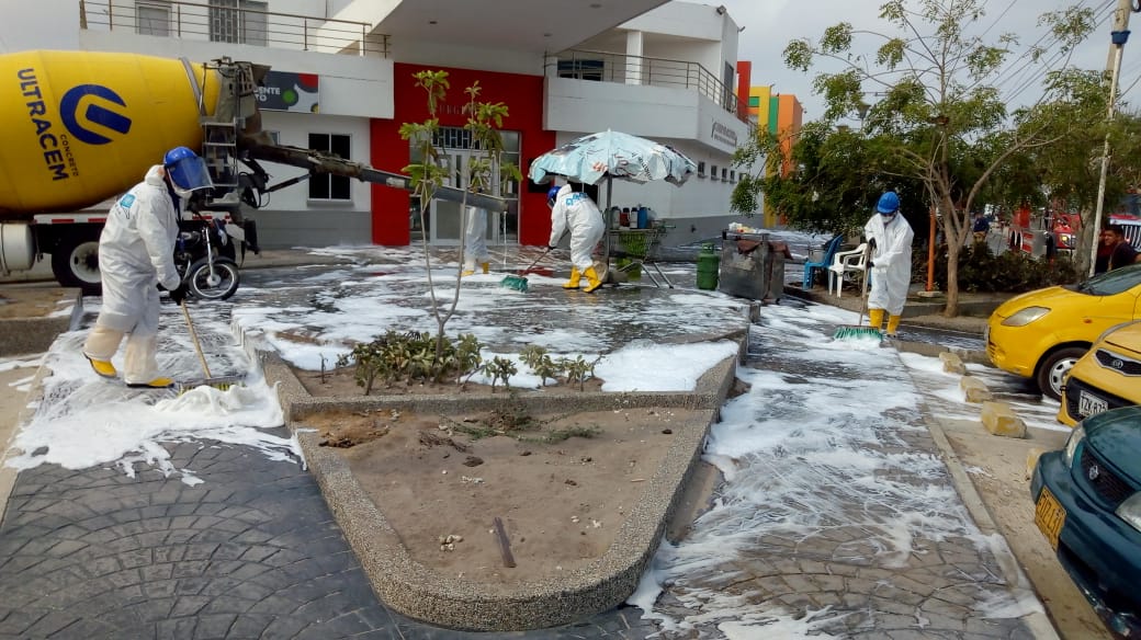 Lavado de calles por parte de los bomberos y personal de salud