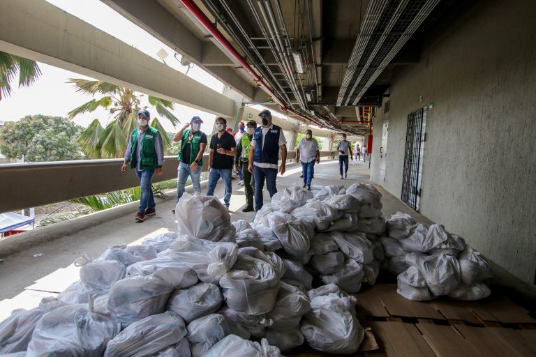 Recorrdio de alcalde con funcionarios y policia por pasillos del estadio metropolitano