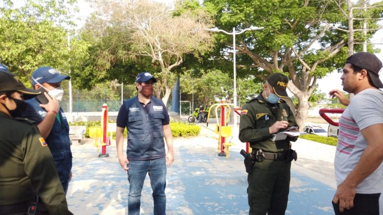 Alcalde con agentes de policia en recorrido en parqeus