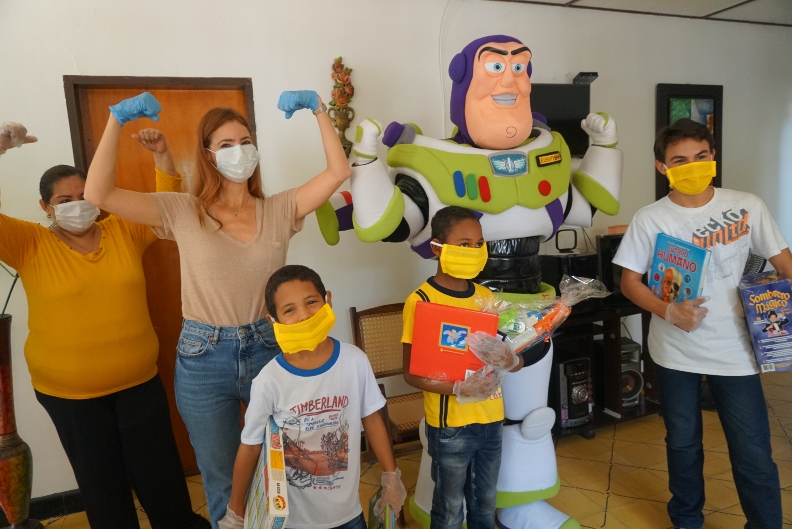 Silvana Puello rodeada de personajes animados y niños durante actividad ludica