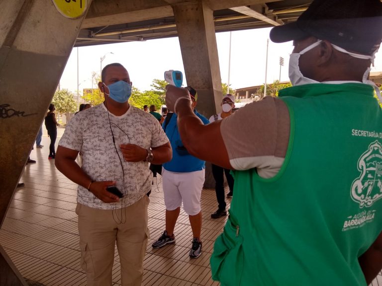 Sensibilizacion de personas en estacion de transmetro