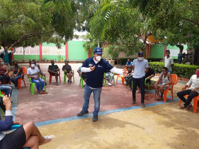 Funcionario en plaza del barrio Rebolo conversando con la ciudadania