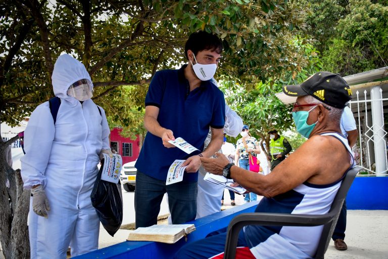 Alcalde entregando información a adulto mayor