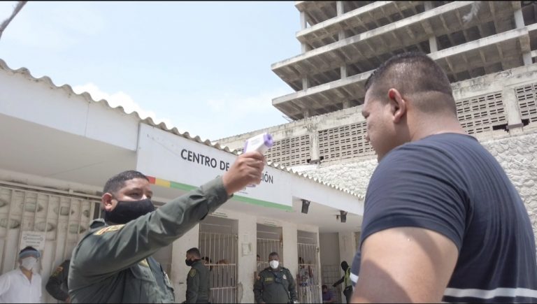 Toma de temperatura a ciudadano entrando a Unidad de Servicios Especializados en Convivencia Ciudadana y Justicia -UCJ-