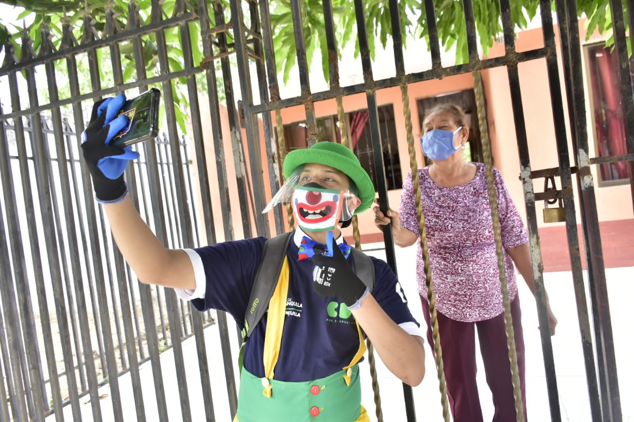 Clown tomandose una selfie en terraza de vivienda con una ciudadana