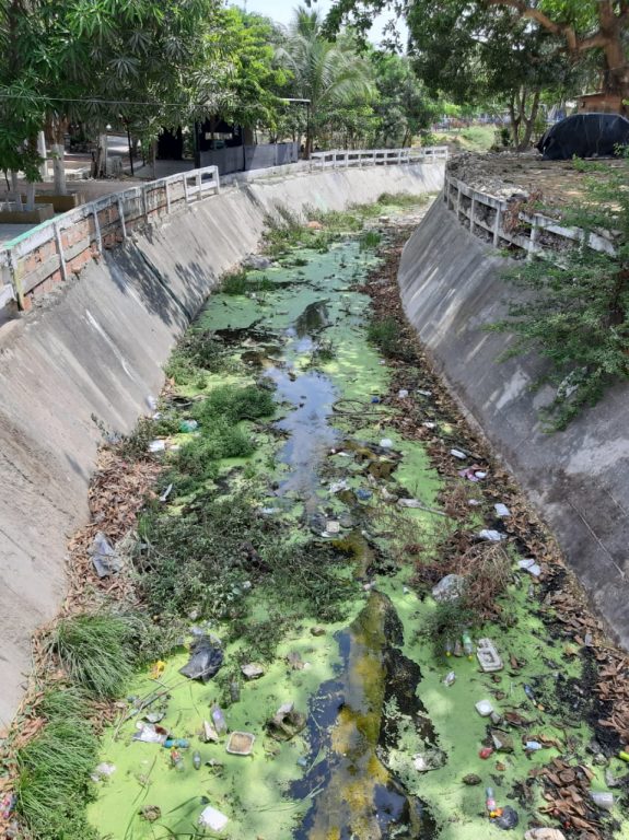 Vista del arroyo Don Juan con basuras depositadas en el.