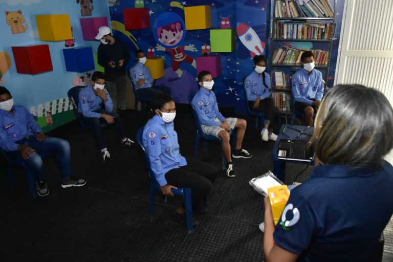 Funciionaria dictando talleres con niños de Internado Victor Tamayo