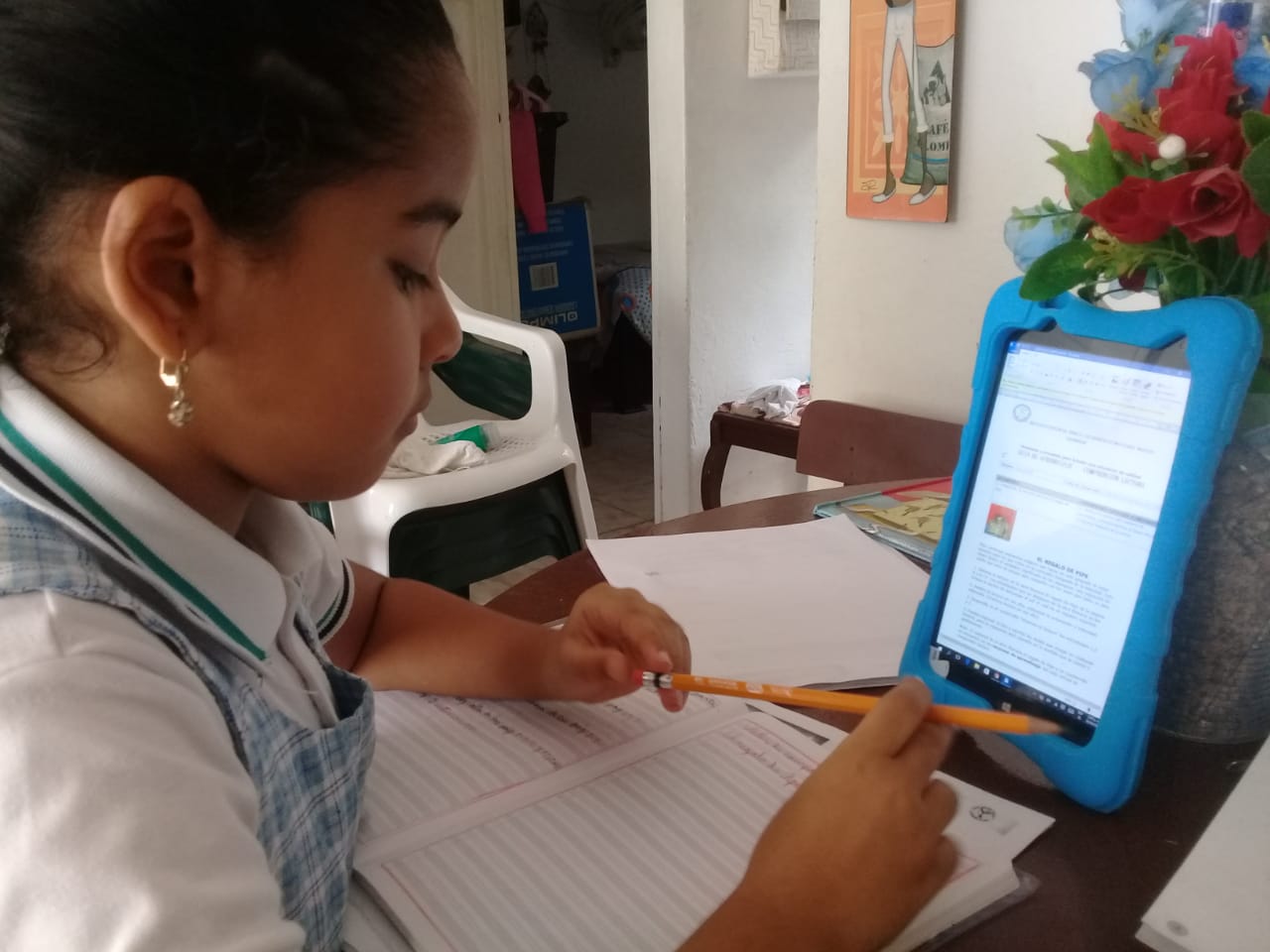 Estudiante realizando sus actividades escolares en tablet