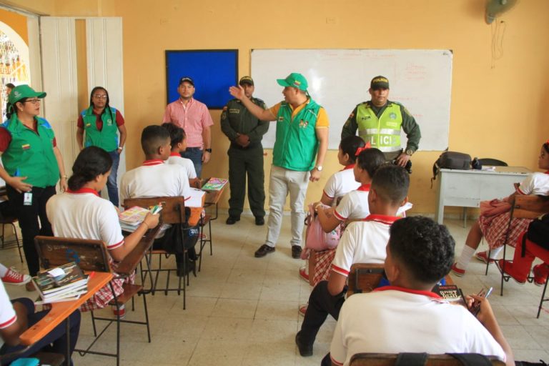 Funcionarios de la oficina de Seguridad dialogan con estudiantes de colegios