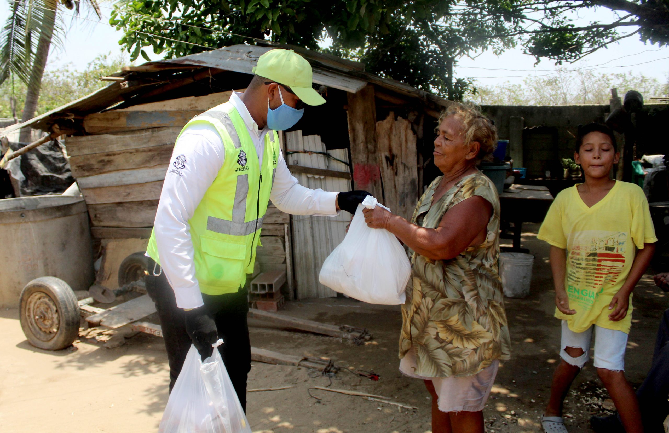 Entrega de ayudas a adulto mayor en Juan Mina