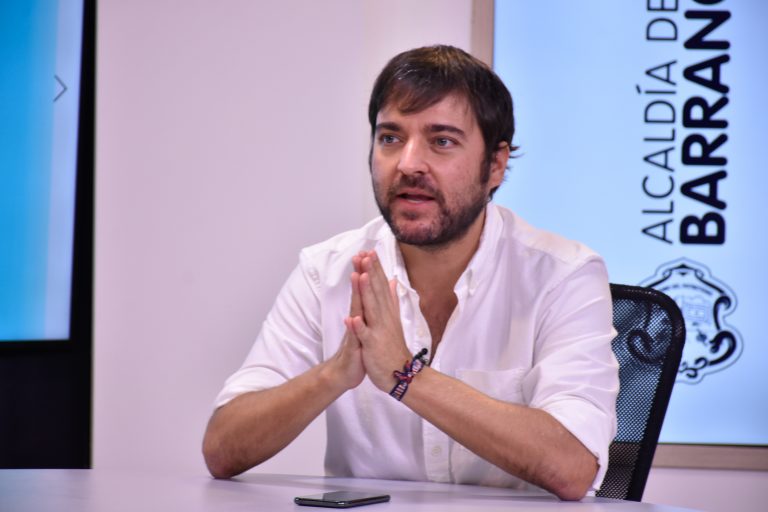 Alcalde Pumarejo sentado con manos entrecruzadas