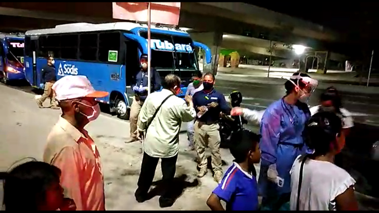 Indigenas venezolanos subiendose a bus