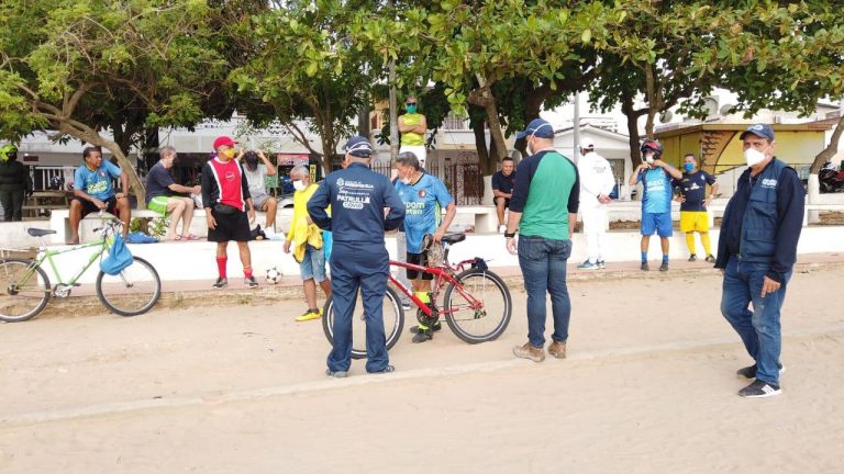 Funcionarios y ciudadanos en bicicleta en un parque