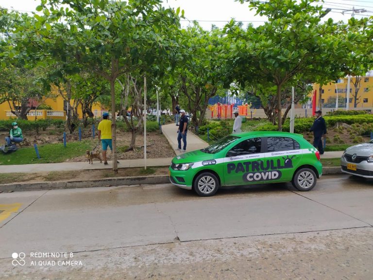 Vehiculo de patrulla animal frente a un parque 