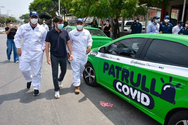 Alcalde recorriendo la ciudad con patrulla covid