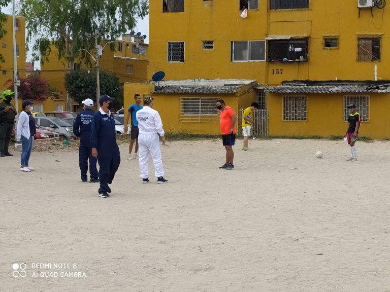 Personal de secretaria de salud durante sus recorridos por las localidades