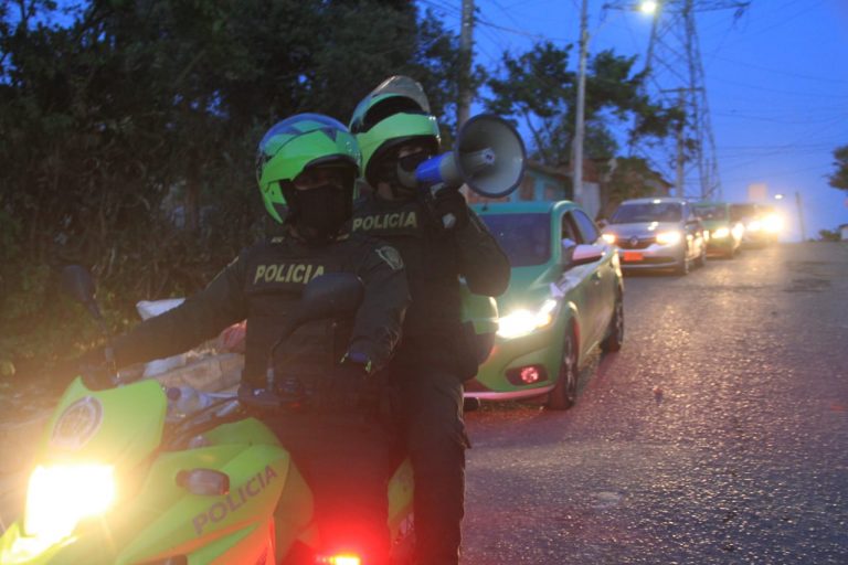 Agentes de policia en moto con megafono en la mano