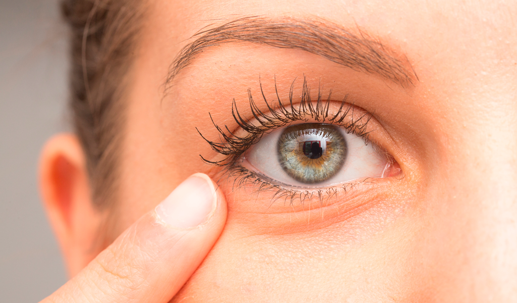 Ojo de una mujer representando salud visual