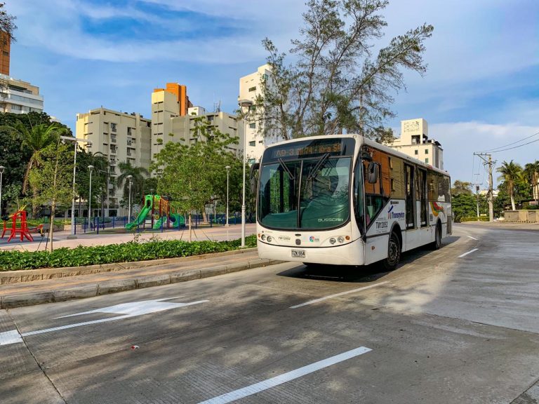 Vista bus Transmetro transitando calles