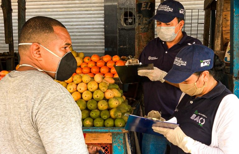 Funcionarios de la alcaldía realizando inspeccion en expendio de frutas