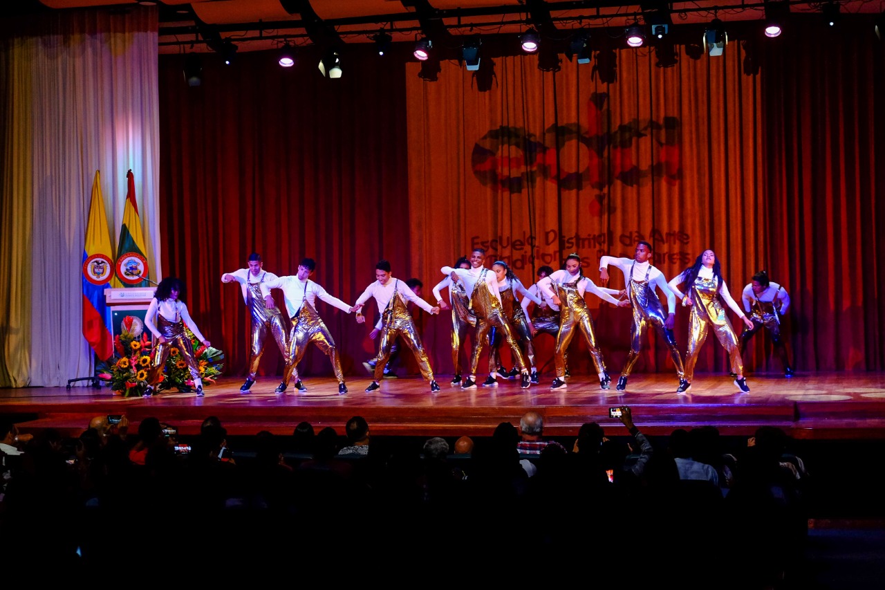 Bailarines durante presentación en teatro