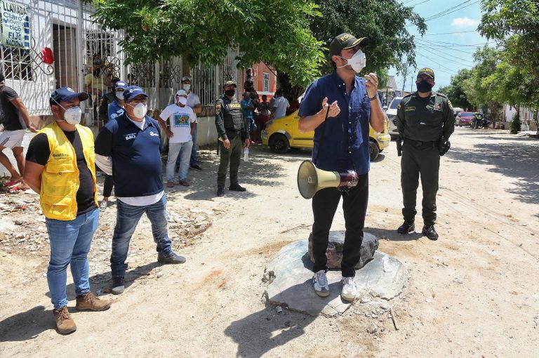 Alcalde con megafono en calles del barrio Rebolo