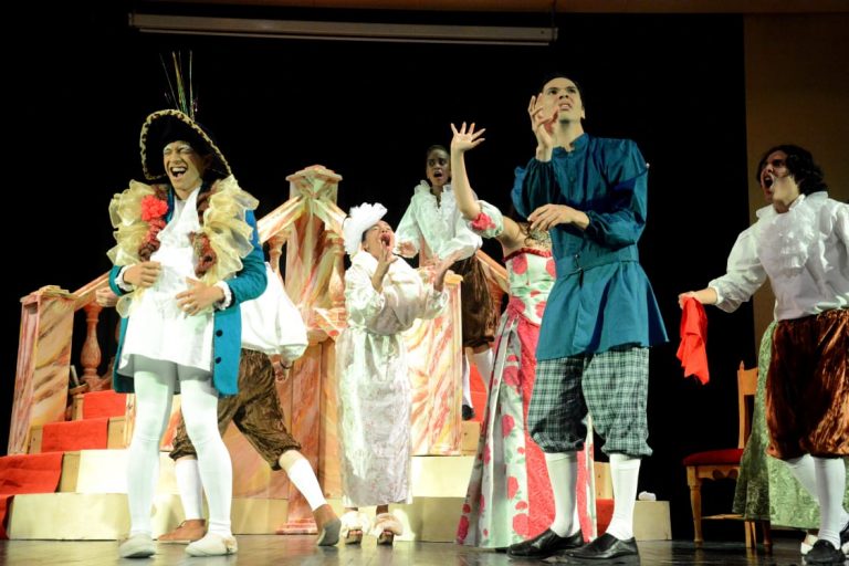 Artistas durante presentación de obra de teatro