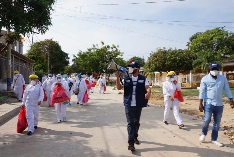 Brigadistas de salud caminando por calles de barrios de Barranquilla