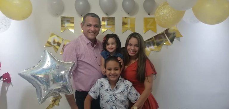 Celebración de cumpleaños de funcionario acompañado de su familia