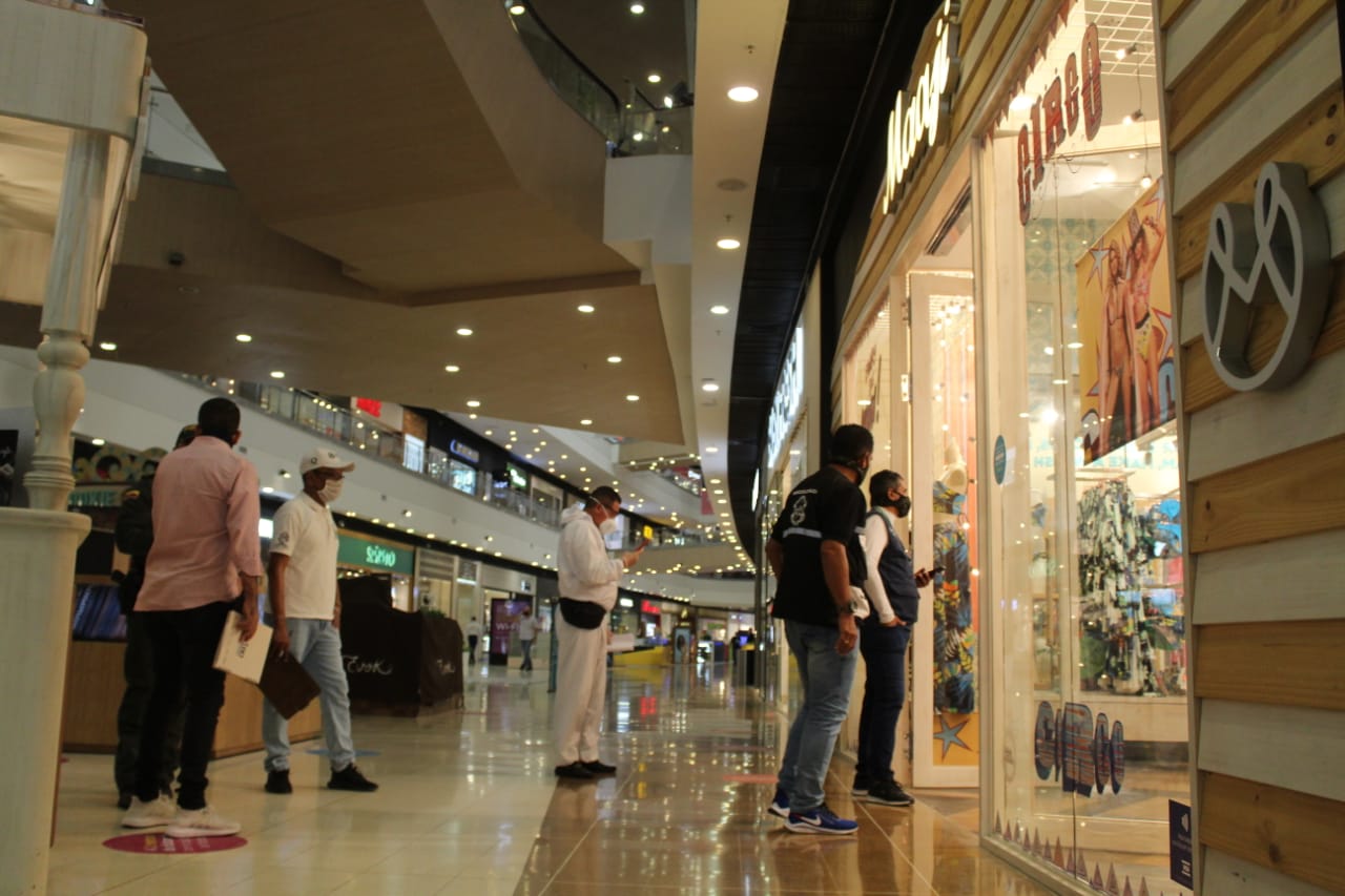 Panorámica del interior de centro comercial.