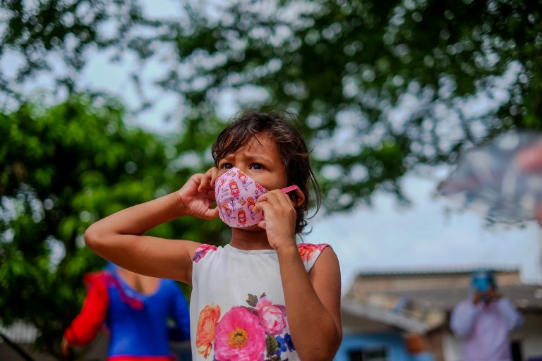 Primer plano de niña con tapabocas