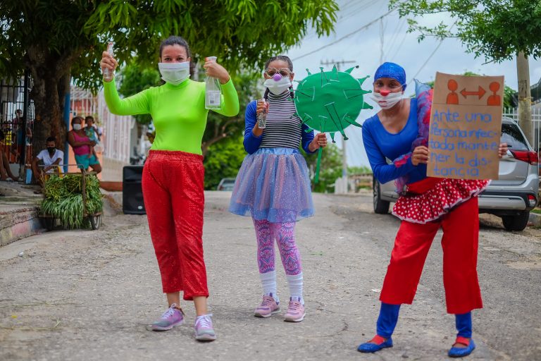 Payasitas entregando auxilios para la comunidad