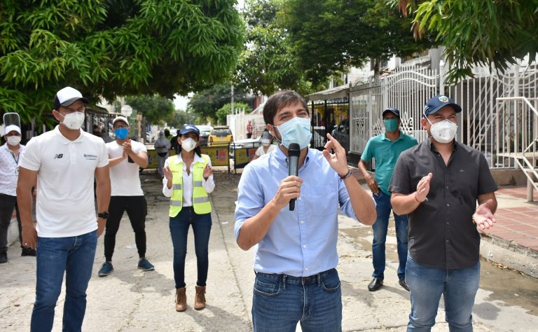 Alcalde en recorrido con microfono en mano motivando a la comunidad a mantenerse protegida