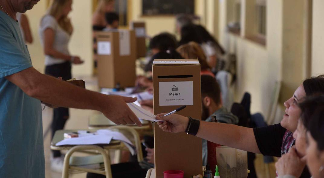 Personas en jornada de votación