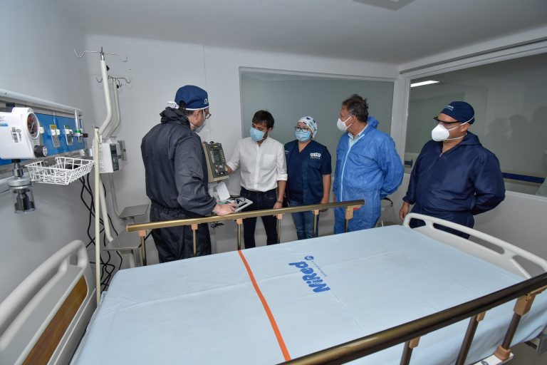 Alcalde revisando ventiladores en habitacion de Camino Adelita de CHar