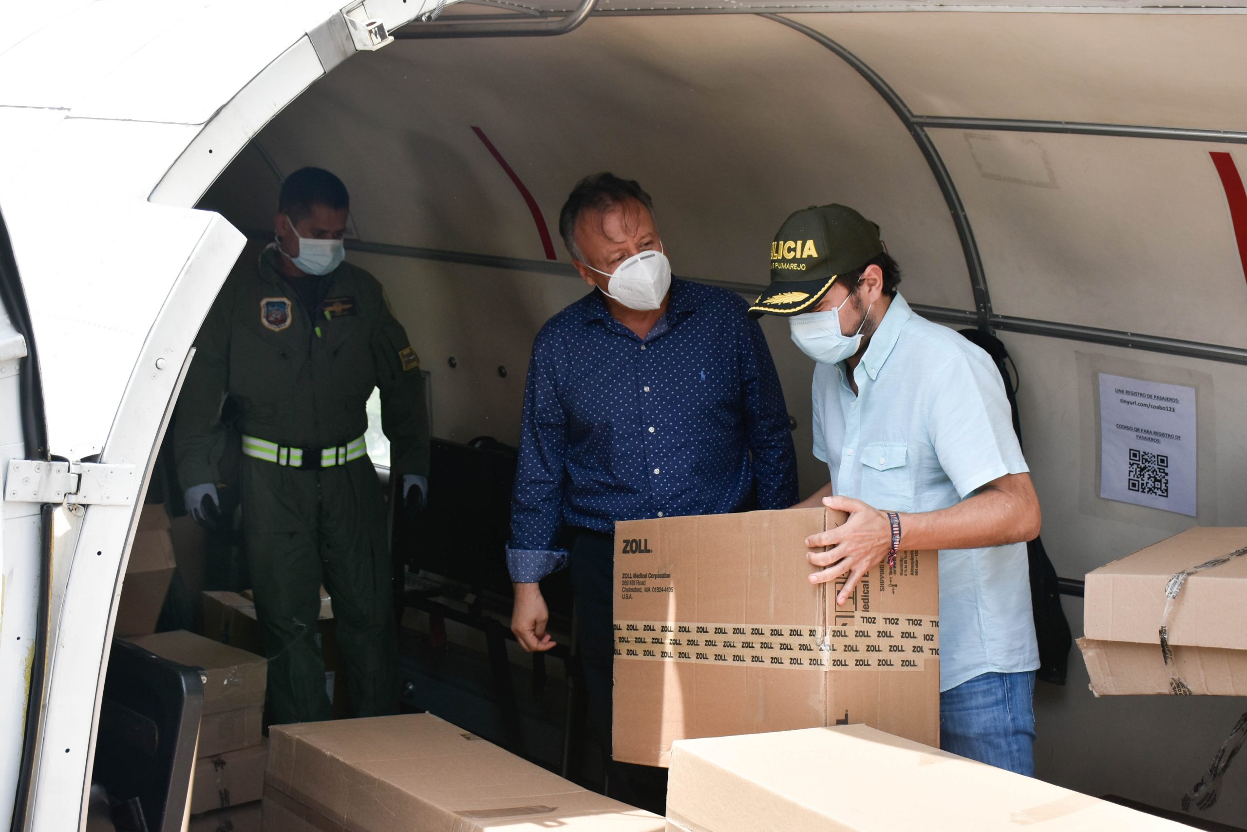 Alcalde recibiendo caja con ventiladores para hospitales de la ciudad