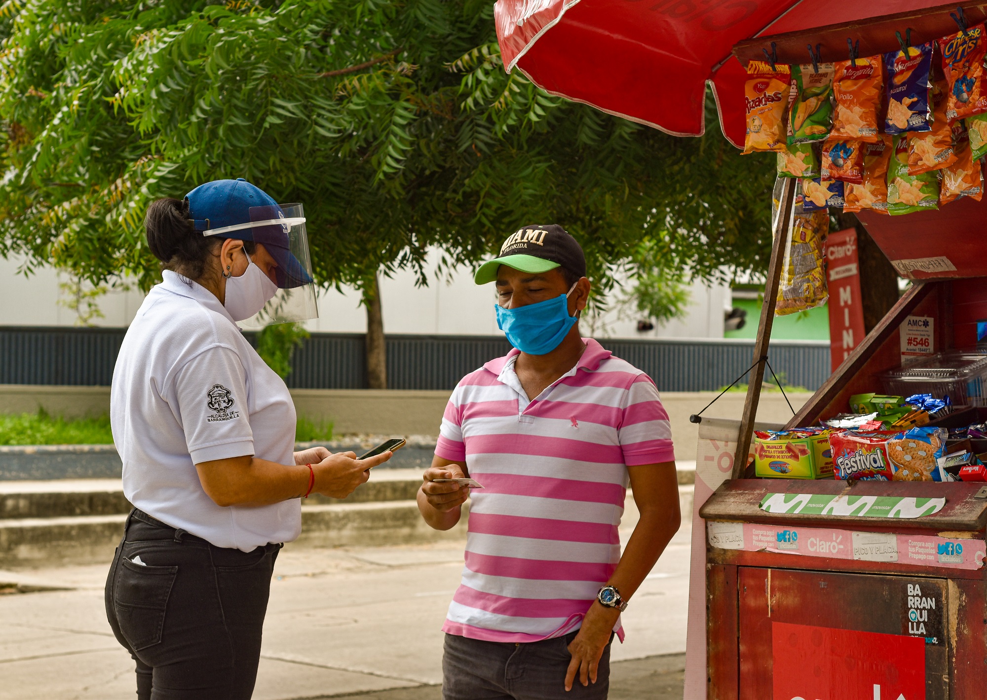 Funcionarios de Espacio publico con vendedor ambulante