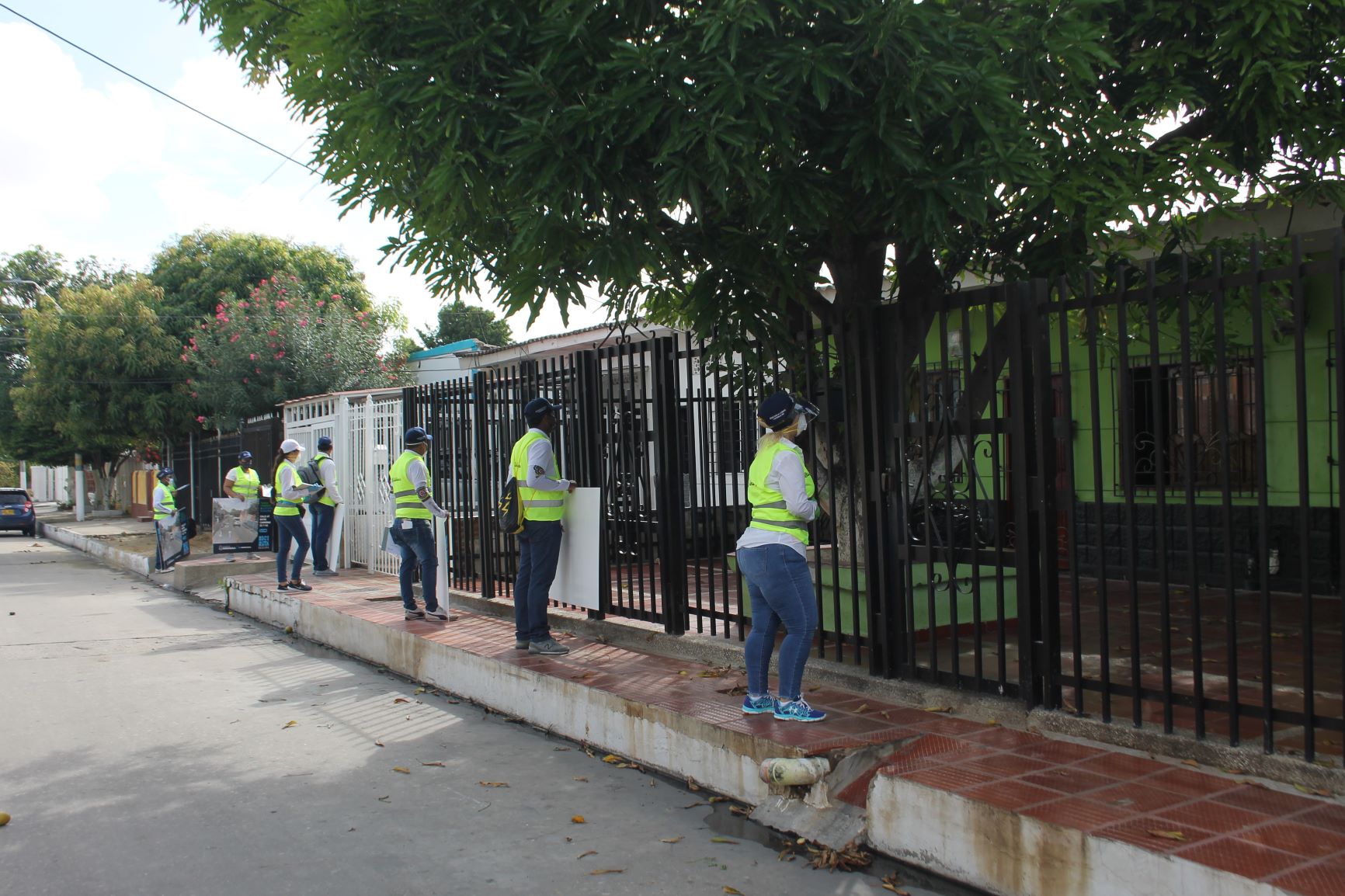 Auxiliares de transito realizando jornada informativa predio a predio