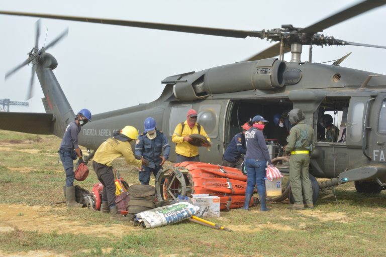 Helicoptero siendo abordado por brigadistas de salud