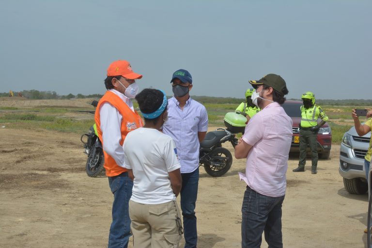 Pumarejo conversando con funcionarios de salud