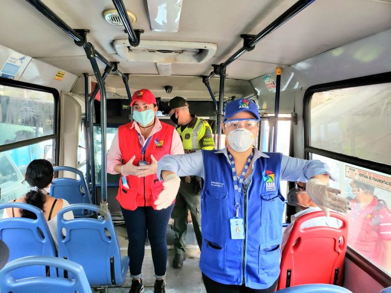 Brigadista de salud al interiore de un bus interurbano