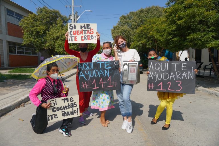 Gestora Social con pasacalles acompañada de niños y niñas por calles de barrios suroccidente